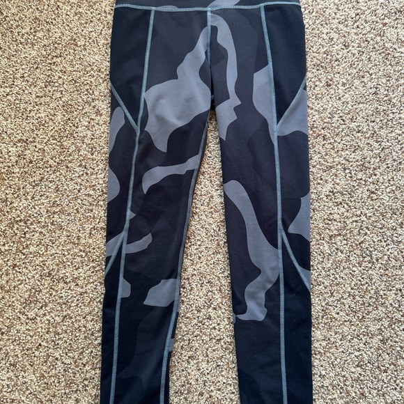 Under Armour women’s heat gear, midrise/fitted black/gray camo leggings - Picture 2 of 6
